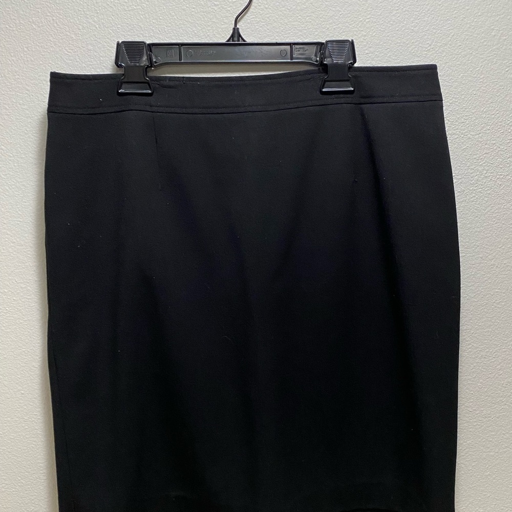 Great multipurpose Amanda & Chelsea black skirt